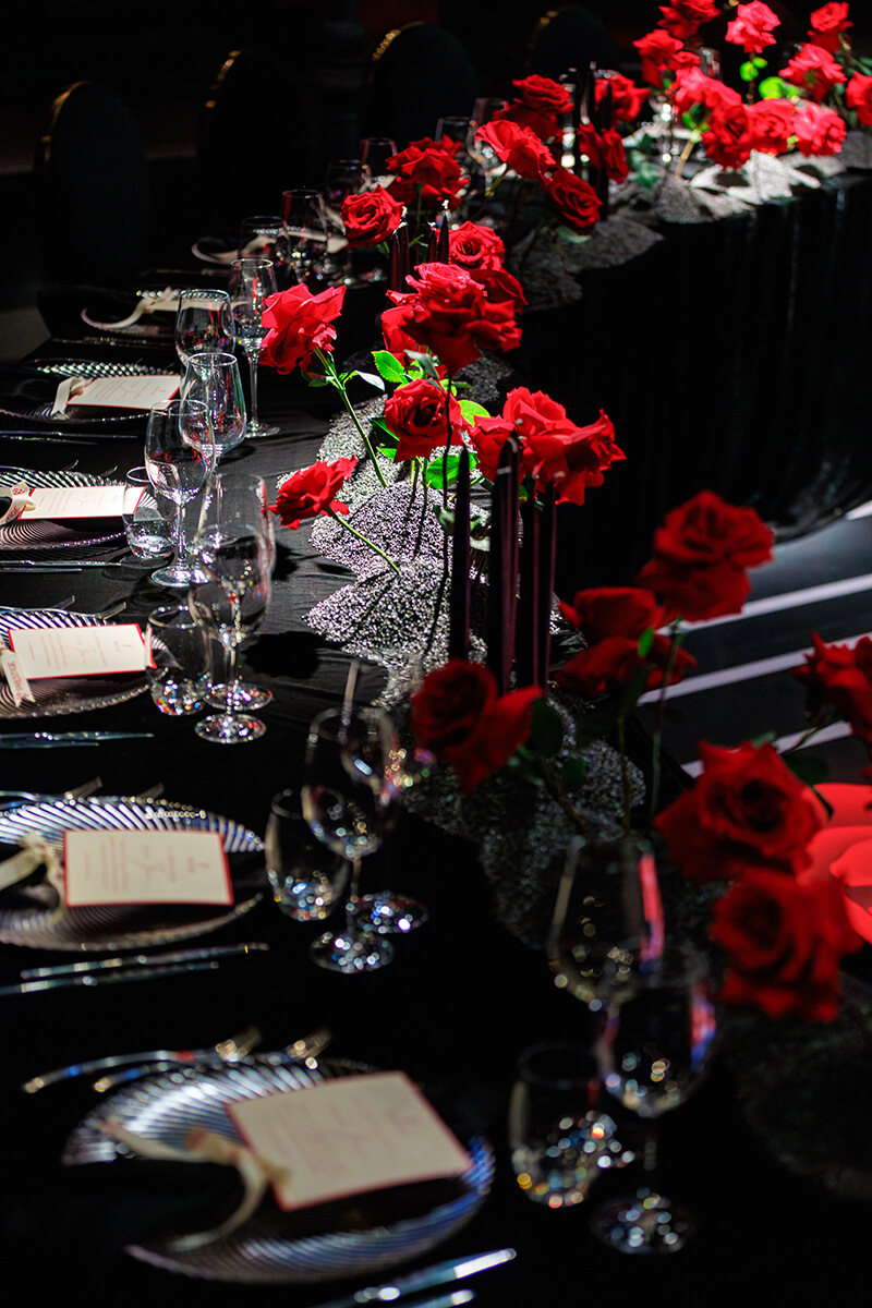 prestige-the-dinner-roses-on-table-invitations